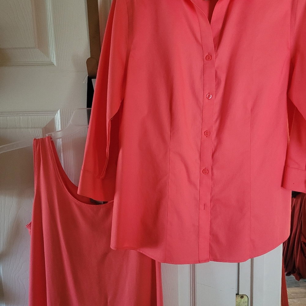 2 piece CHICO'S BLOUSE WITH MATCHING TANK SHIRT. Wrinkle Resistant.  Size 1.